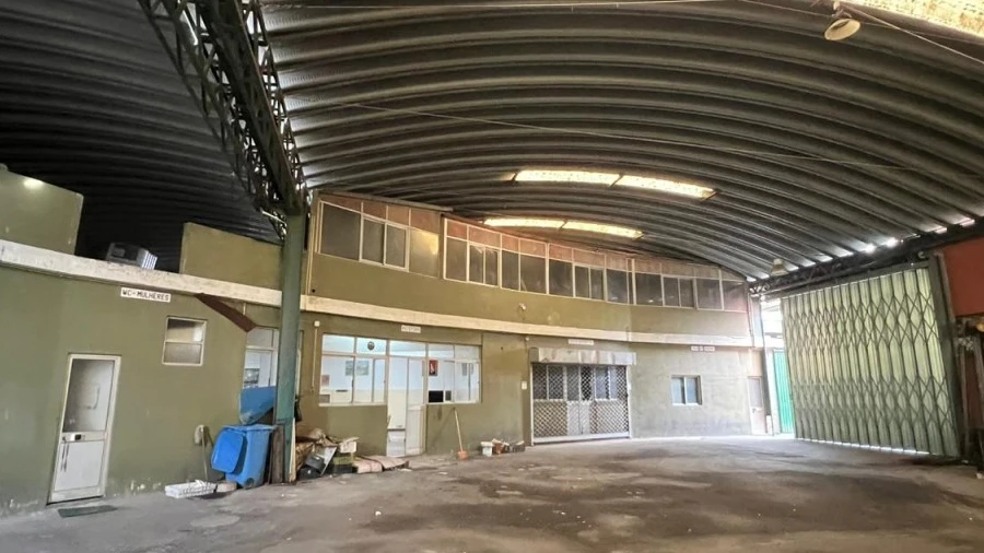 Armazém para Venda em Santa Iria de Azoia, São João da Talha e Bobadela