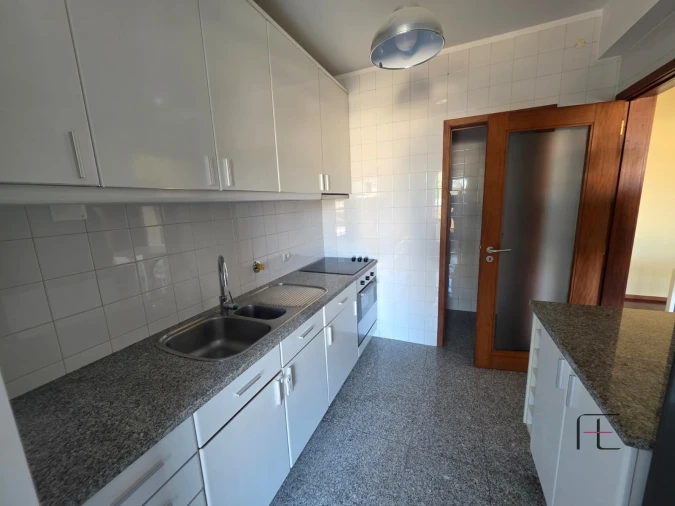 Apartamento T1 para Arrendamento em Moreira Foto 4