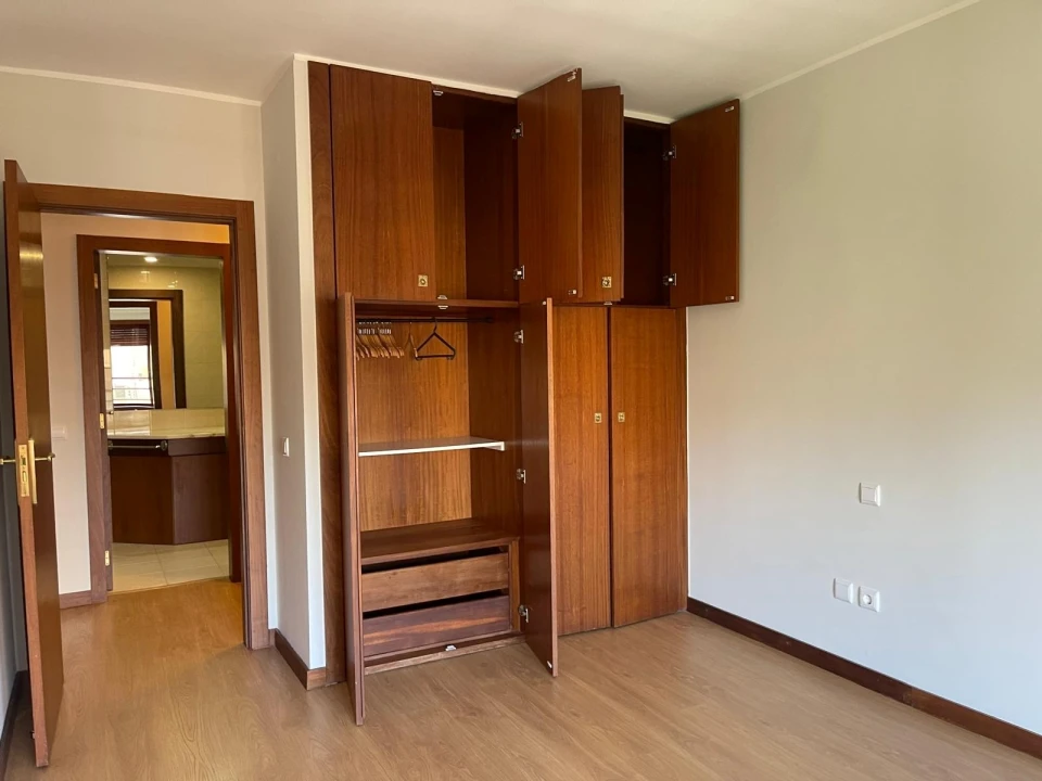 Apartamento T2 para Arrendamento em Ramalde Foto 9