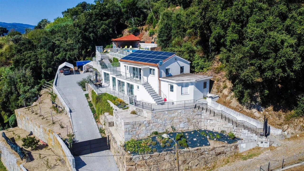 Moradia T4 para Venda em Santa Cruz do Douro e São Tomé de Covelas Foto 1