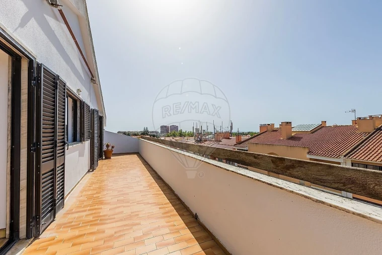 Apartamento T2 para Venda em Carcavelos e Parede Foto 19