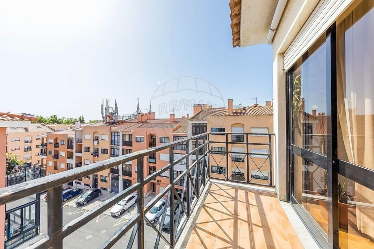 Apartamento T2 para Venda em Carcavelos e Parede Foto 23