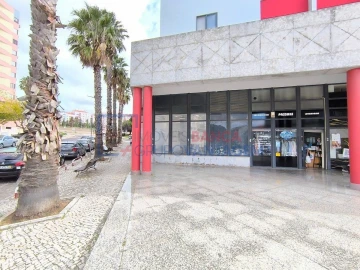 Loja para Venda em Ramada e Caneças