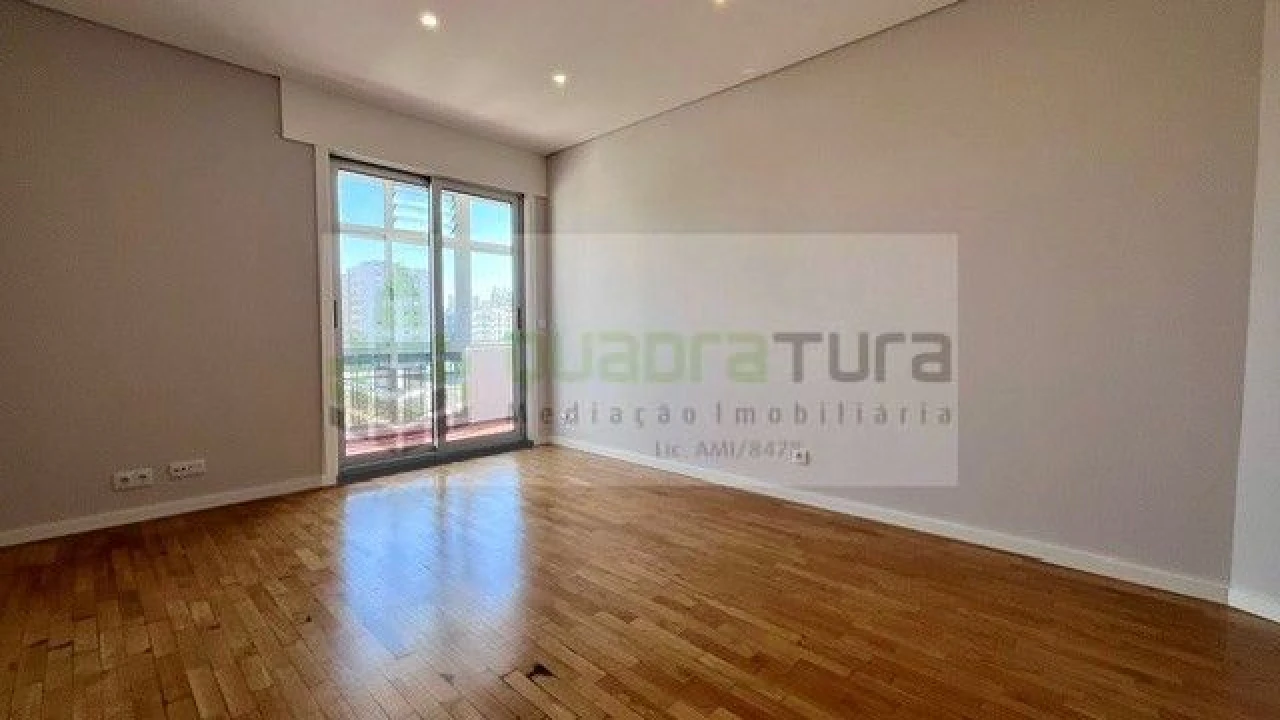 Apartamento T2 para Venda em Cedofeita, Santo Ildefonso, Sé, Miragaia, São Nicolau e Vitória Foto 1