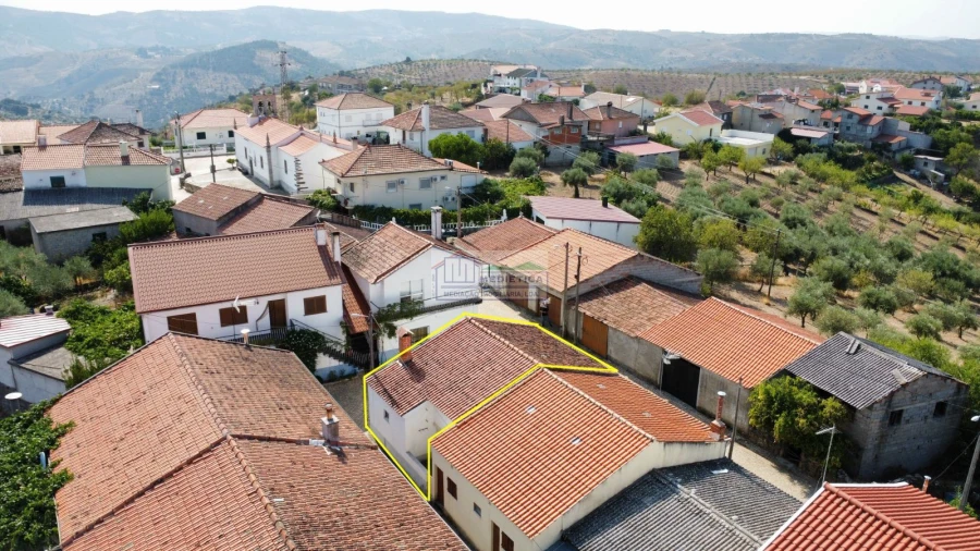 Moradia T2 para Venda em Cerejais Foto 3
