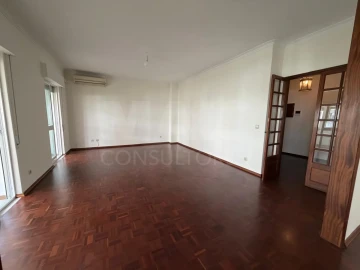 Apartamento T3 para Arrendamento em São Domingos de Benfica