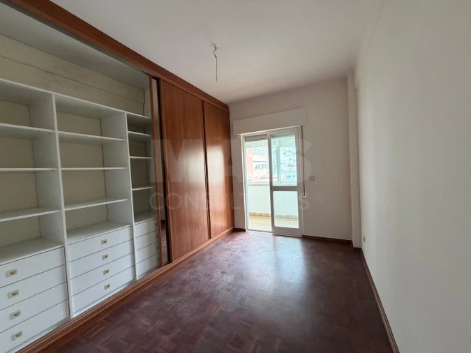 Apartamento T3 para Arrendamento em São Domingos de Benfica Foto 3