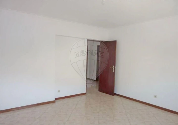Apartamento T2 para Venda em Carregado e Cadafais Foto 10
