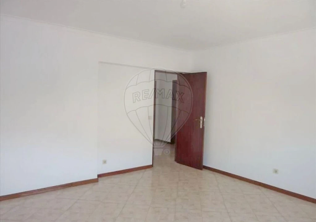 Apartamento T2 para Venda em Carregado e Cadafais Foto 10