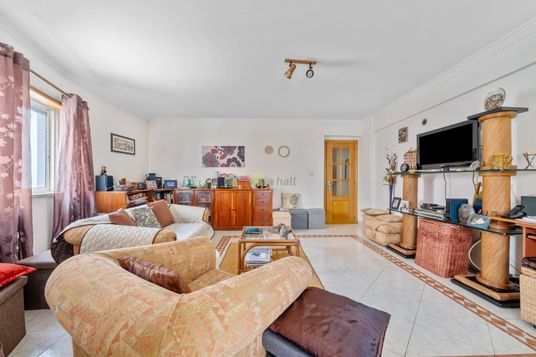 Apartamento T1 para Venda em Corroios Foto 3
