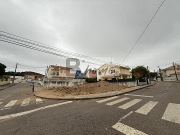 Moradia T4 para Venda em Charneca de Caparica e Sobreda