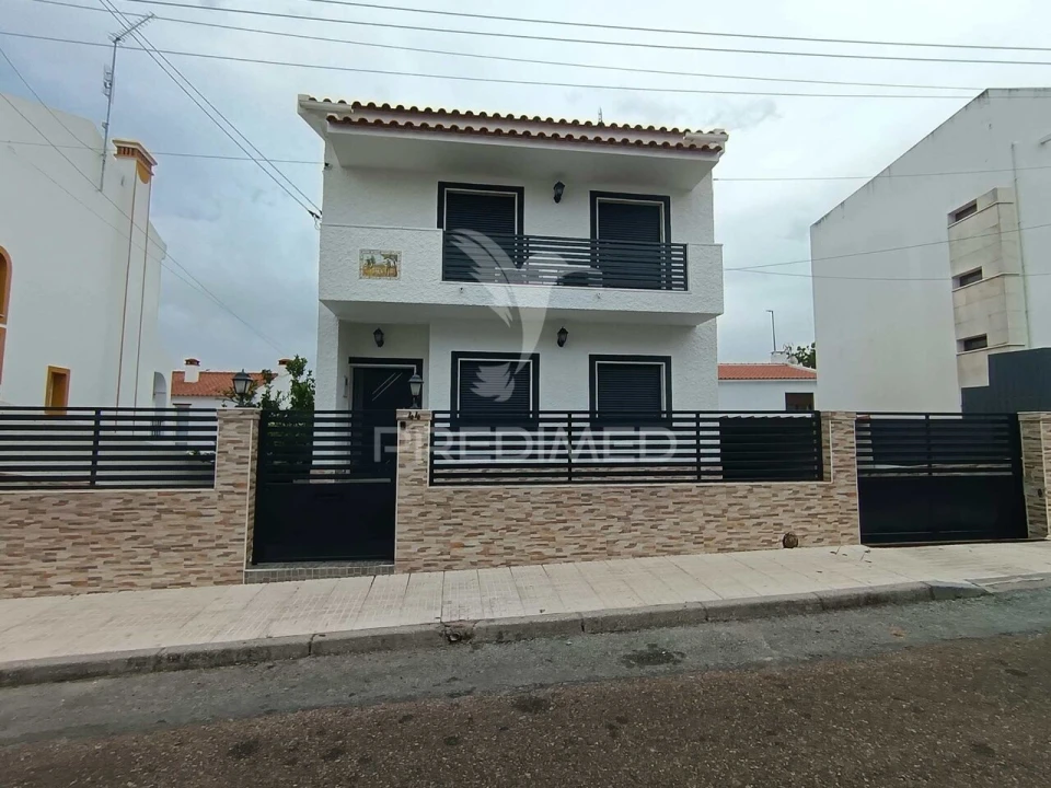 Moradia T4 para Venda em Caia, São Pedro e Alcáçova Foto 1