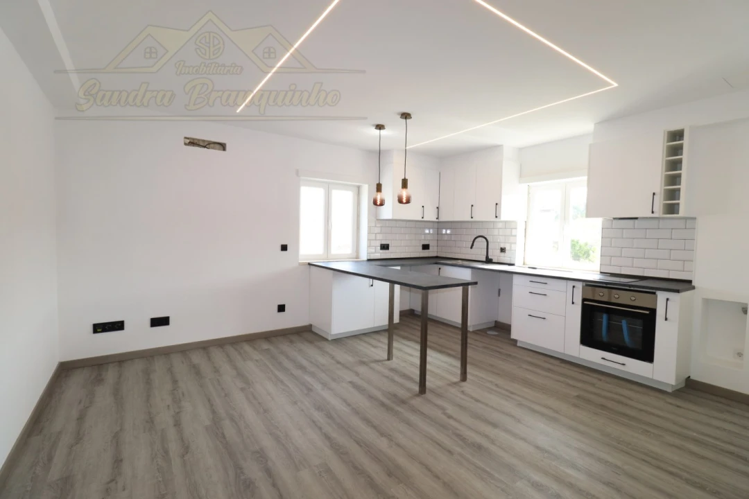Apartamento T2 para Venda em Ramalhal Foto 3