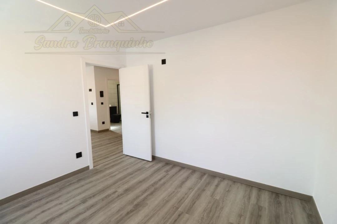 Apartamento T2 para Venda em Ramalhal Foto 10