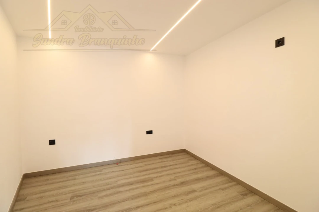 Apartamento T2 para Venda em Ramalhal Foto 11