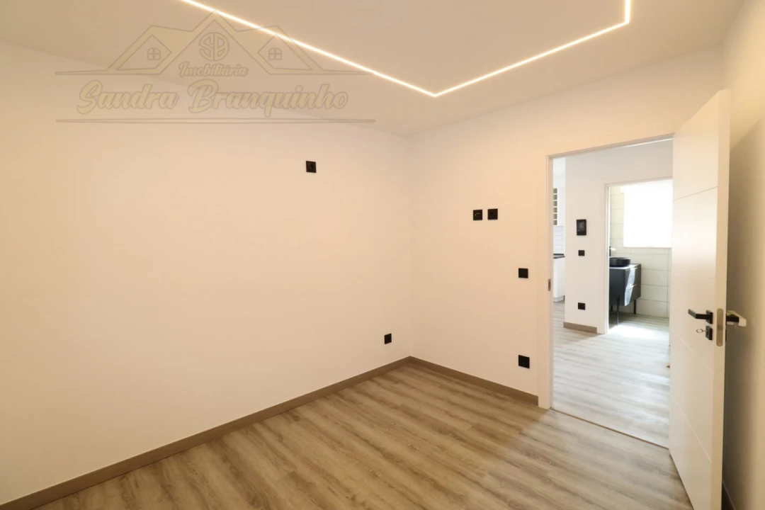 Apartamento T2 para Venda em Ramalhal Foto 12