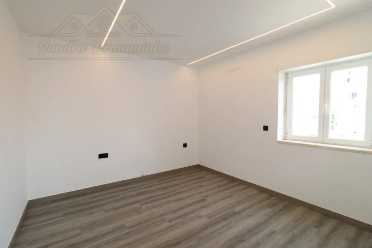 Apartamento T2 para Venda em Ramalhal Foto 8