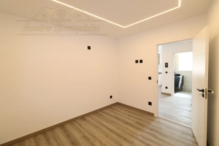 Apartamento T2 para Venda em Ramalhal Foto 12