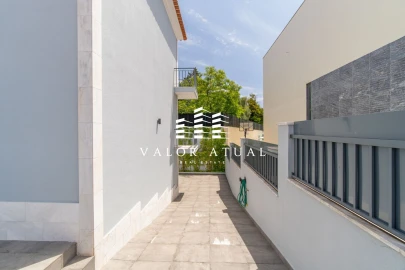 Moradia T5 para Venda em Carnaxide e Queijas