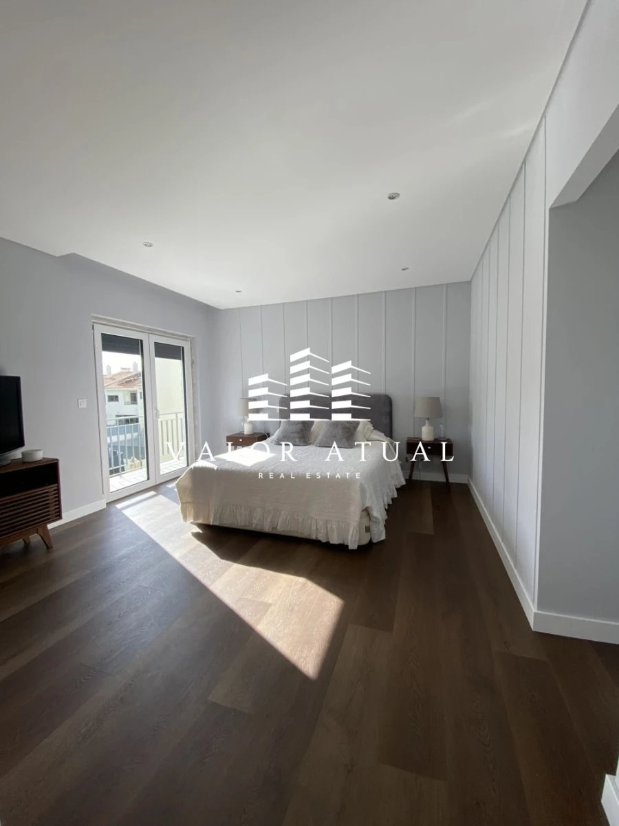 Moradia T5 para Venda em Carnaxide e Queijas Foto 9