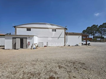 Armazém para Venda em Muge