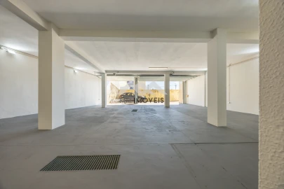 Armazém para Venda em Pedrouços
