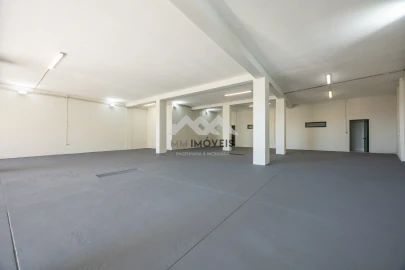 Armazém para Venda em Pedrouços