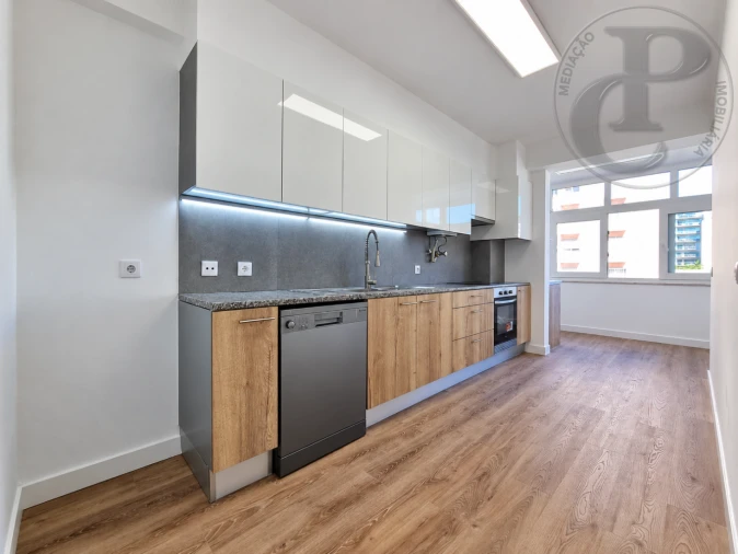 Apartamento T3 para Venda em Carnide Foto 2
