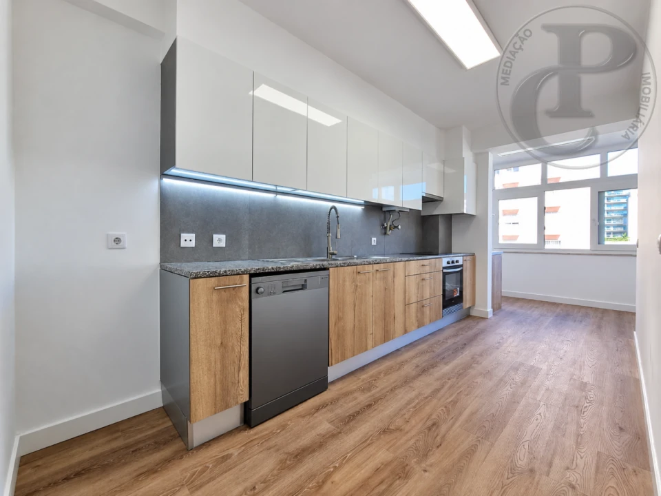 Apartamento T3 para Venda em Carnide Foto 2