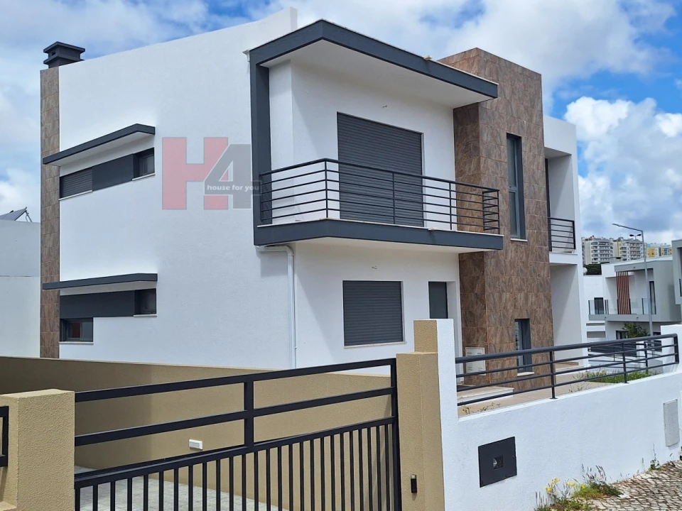 Moradia T5 para Venda em Laranjeiro e Feijó Foto 1