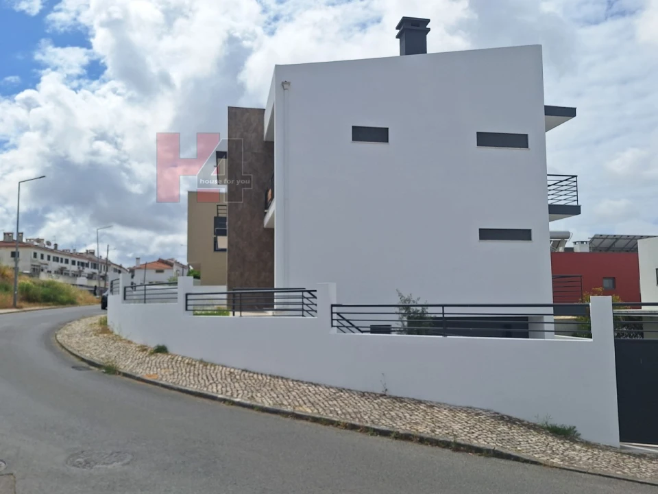 Moradia T5 para Venda em Laranjeiro e Feijó Foto 3