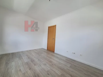 Moradia T5 para Venda em Laranjeiro e Feijó