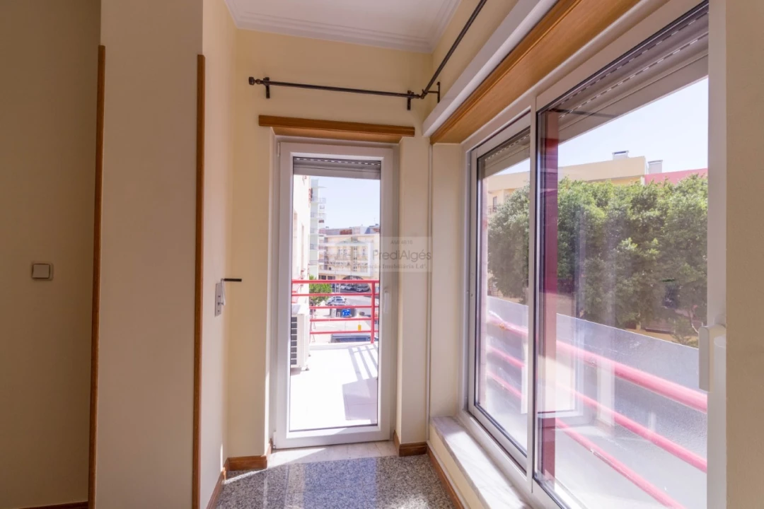 Apartamento T2 para Arrendamento em Algés, Linda-A-Velha e Cruz Quebrada-Dafundo Foto 3