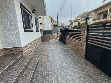 Moradia T4 para Venda em Barbacena e Vila Fernando