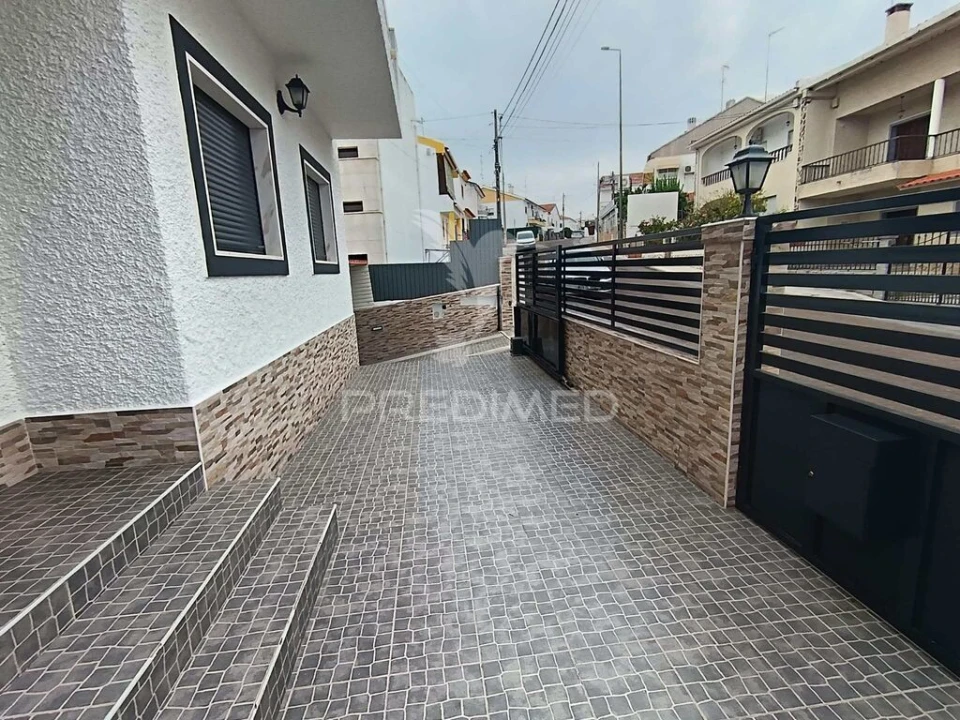 Moradia T4 para Venda em Barbacena e Vila Fernando Foto 3