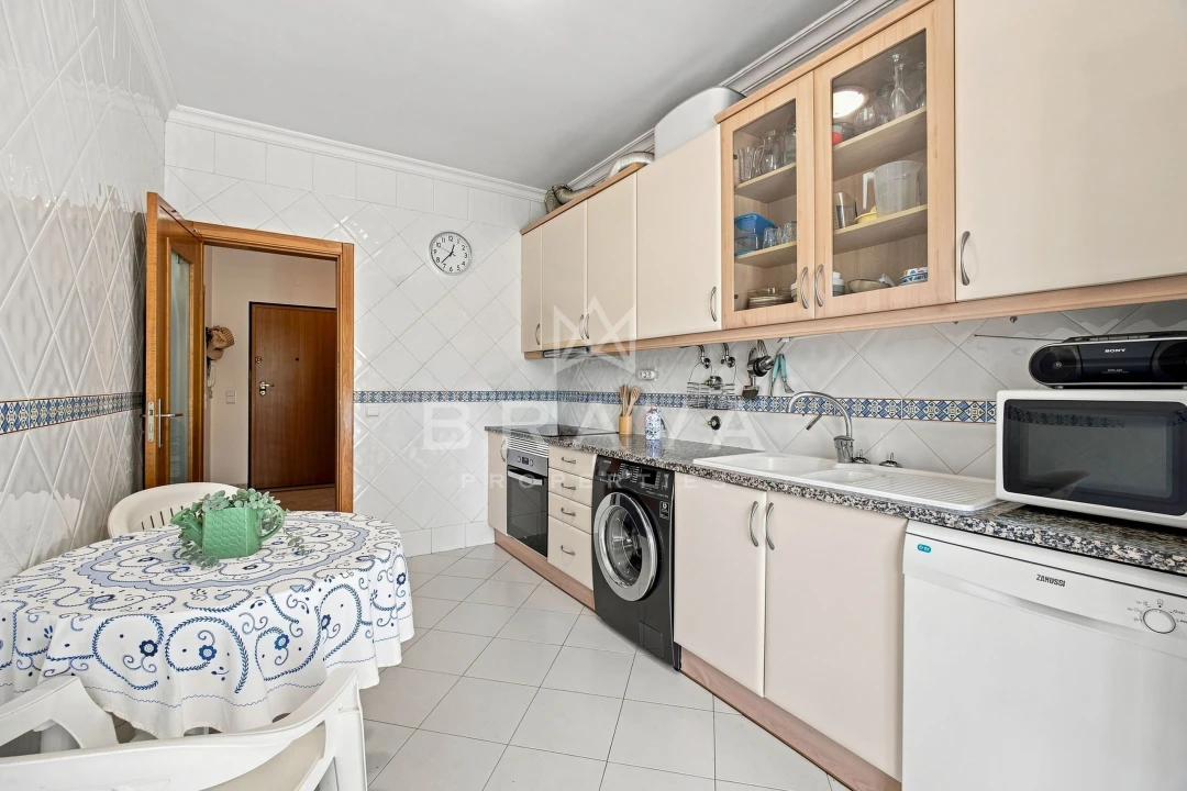 Apartamento T2 para Venda em Quarteira Foto 8