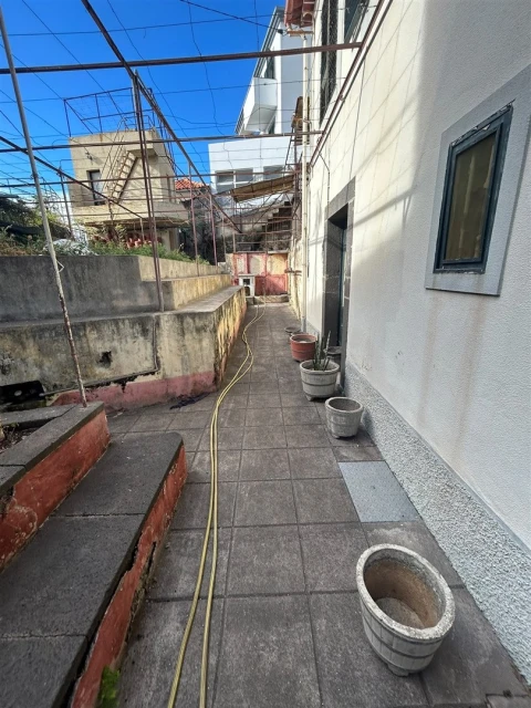 Moradia T5 para Venda em Funchal (São Pedro)