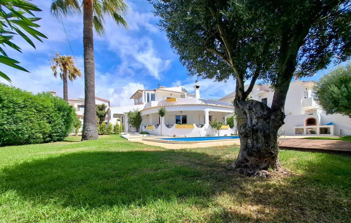 Moradia T4 para Venda em Albufeira e Olhos de Água Foto 1