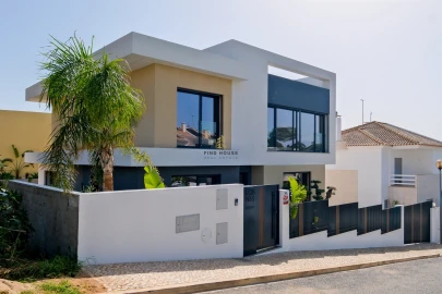 Moradia T5 para Arrendamento em Carcavelos e Parede