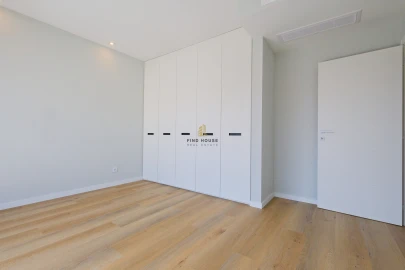 Moradia T5 para Arrendamento em Carcavelos e Parede