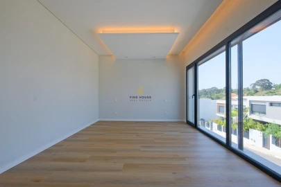 Moradia T5 para Arrendamento em Carcavelos e Parede