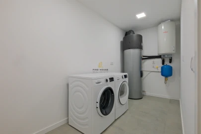 Moradia T5 para Arrendamento em Carcavelos e Parede