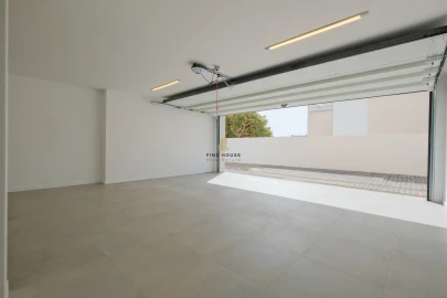 Moradia T5 para Arrendamento em Carcavelos e Parede
