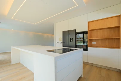 Moradia T5 para Arrendamento em Carcavelos e Parede