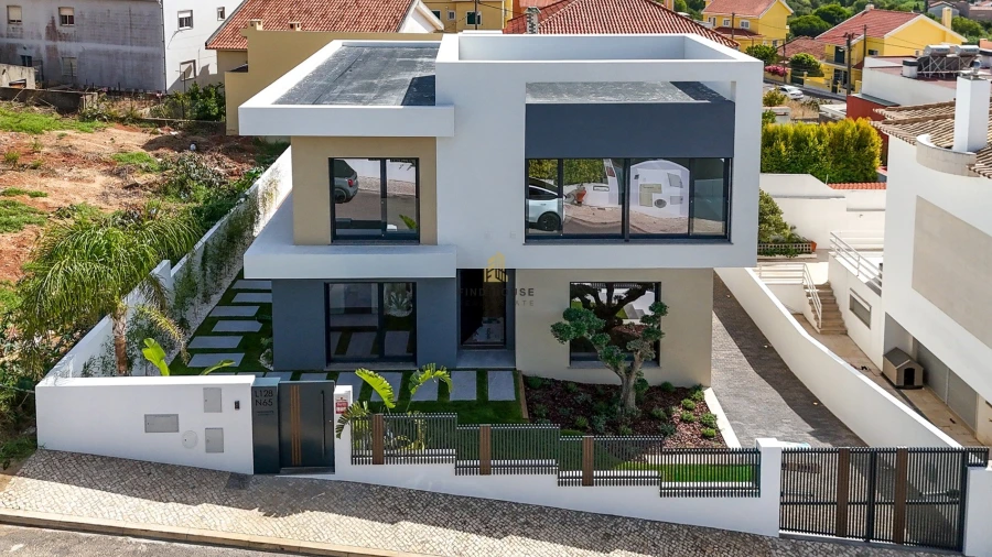 Moradia T5 para Arrendamento em Carcavelos e Parede