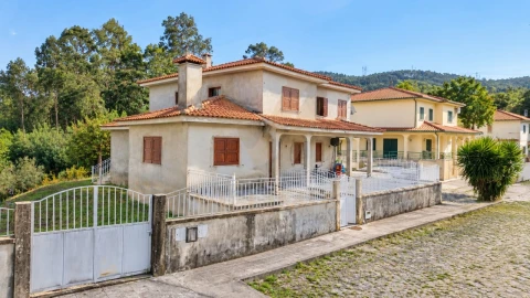 Moradia T4 para Venda em Rebordões (Santa Maria)