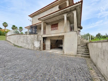 Moradia T4 para Venda em Rebordões (Santa Maria)