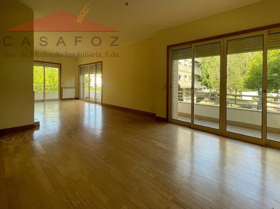 Apartamento T4 para Arrendamento em Ramalde Foto 2