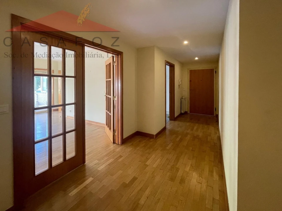 Apartamento T4 para Arrendamento em Ramalde Foto 12