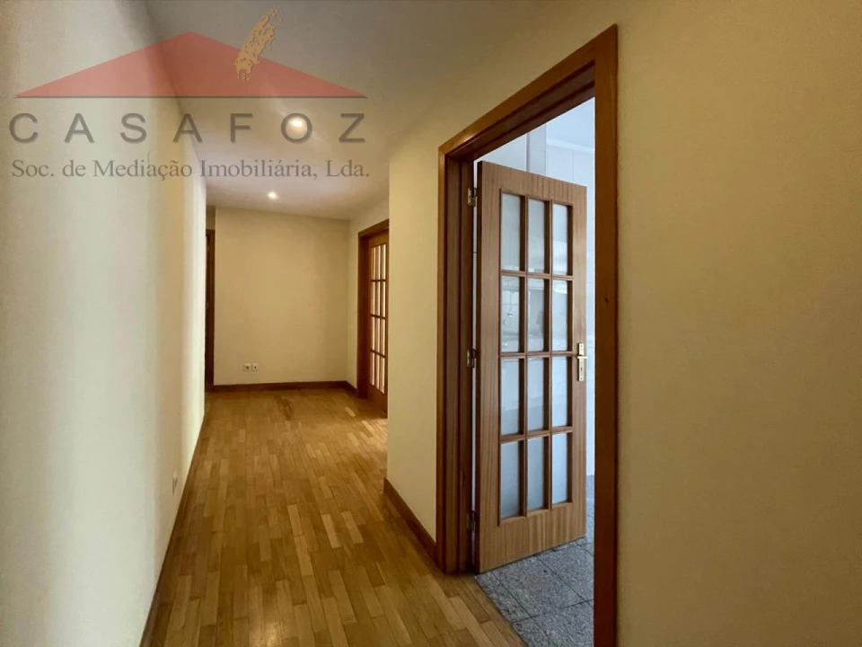 Apartamento T4 para Arrendamento em Ramalde Foto 14